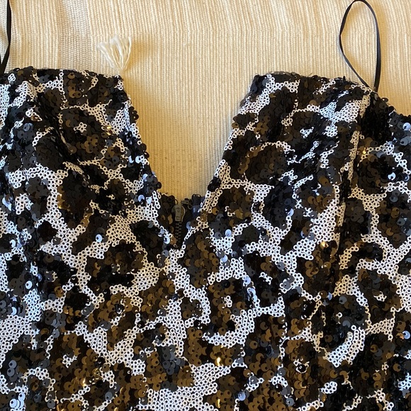 Guess sequin Strapless peplum Shirt. Color white and black size small - Picture 3 of 6